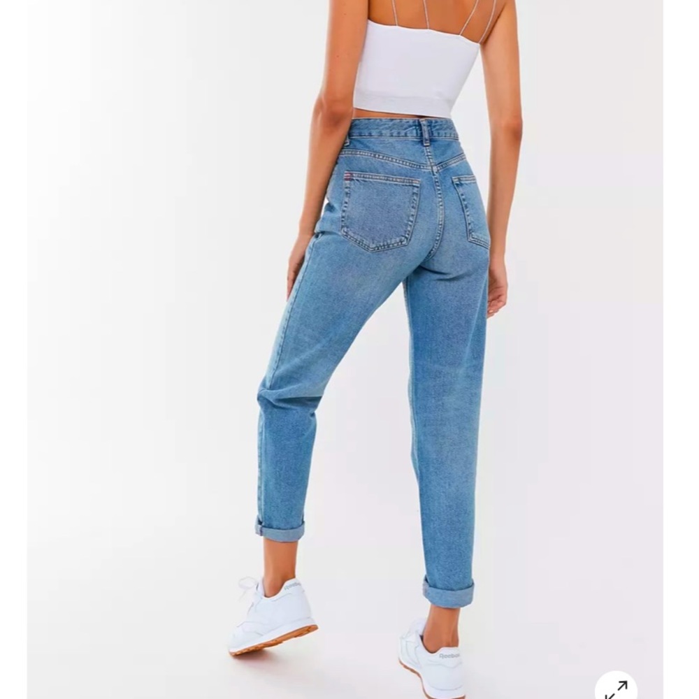 BDG High-Waisted Mom Light Wash Jeans Size: 27